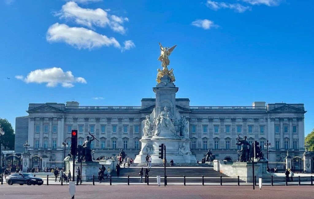 Nearest Tube Stations to Buckingham Palace