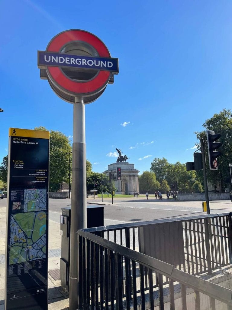 Placa da Estação de metrô Hyde Park Corner, Wellington Arch e algumas árvores ao fundo