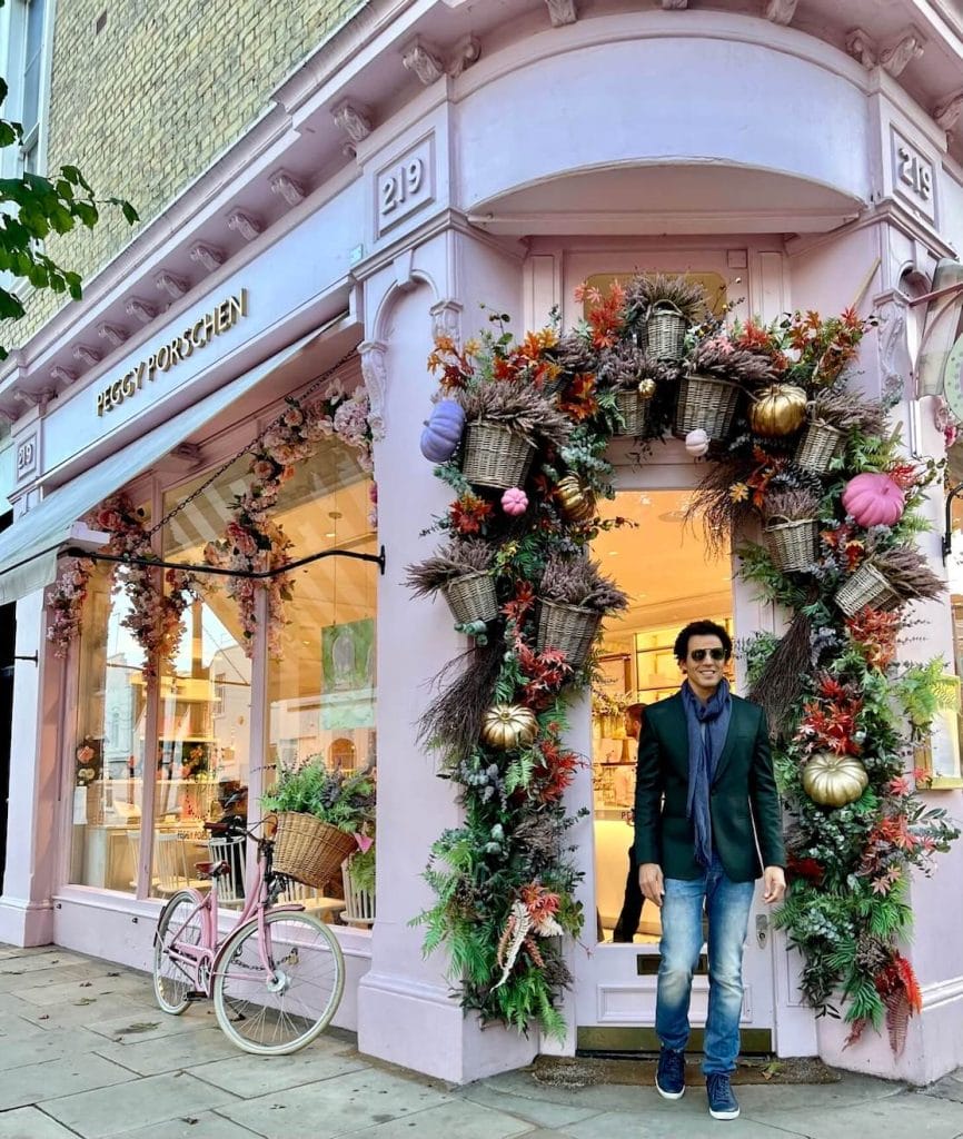 Péricles Rosa posando para uma foto em Peggy Porschen, Chelsea, um dos cafés mais instagramáveis de Londres