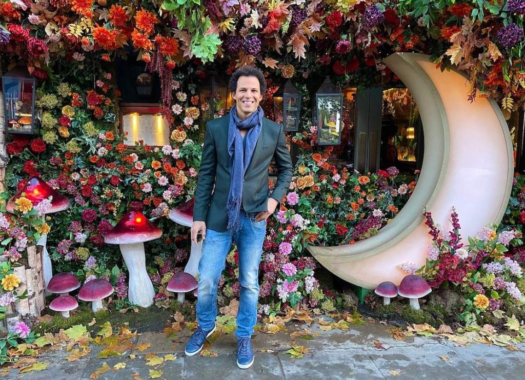 Péricles Rosa posa na instalação do Jardim Encantado no Ivy Chelsea Garden, em Londres