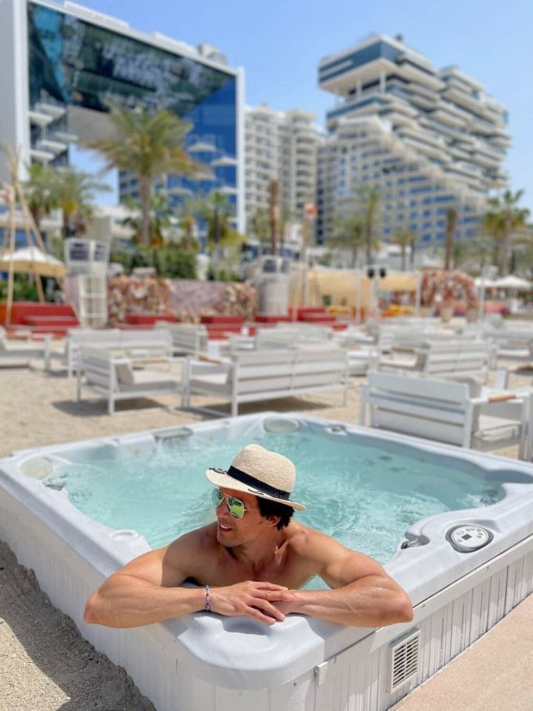 Péricles Rosa em uma jacuzzi no Beach by Five, no Five Palm Jumeirah Hotel, Dubai