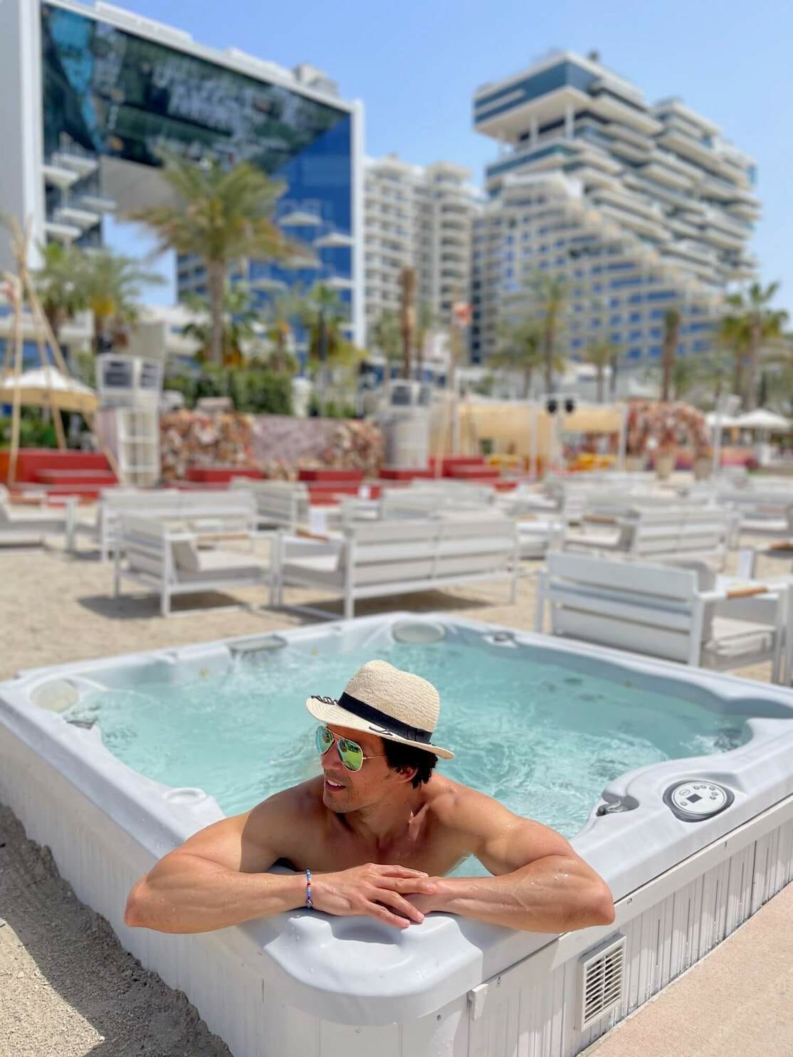 Pericles Rosa en un jacuzzi en Beach by Five, en Five Palm Jumeirah Hotel, Dubai