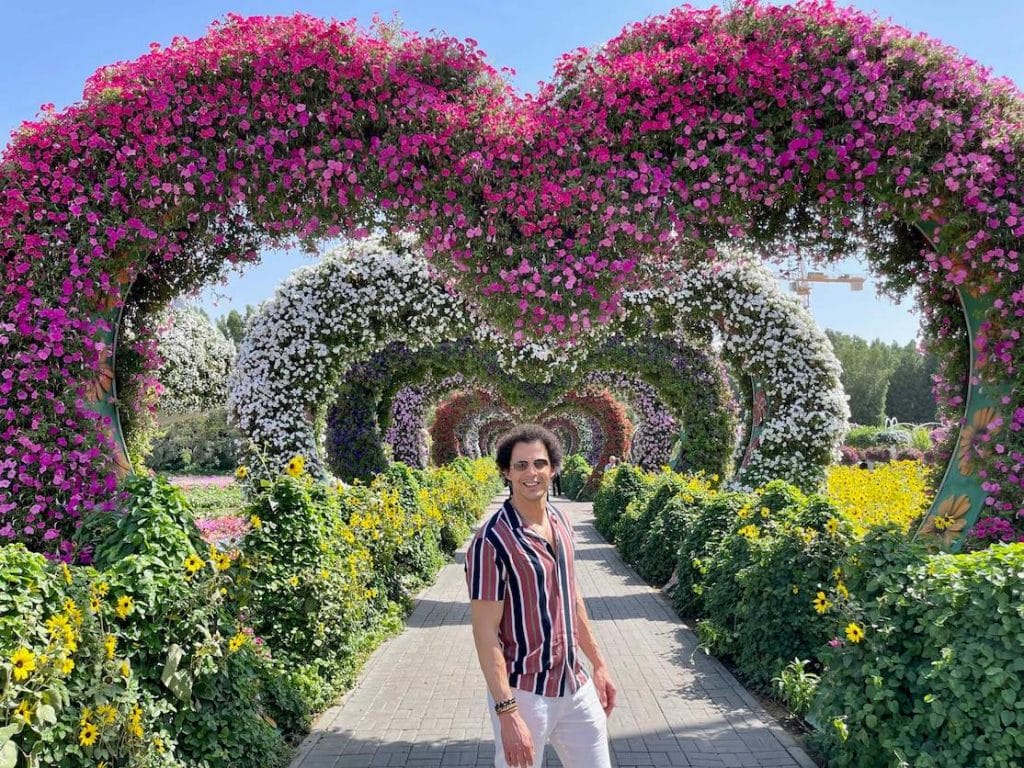 Pericles Rosa posando para uma foto dentro to Túnel de Corações do Dubai Miracle Garden, Dubai