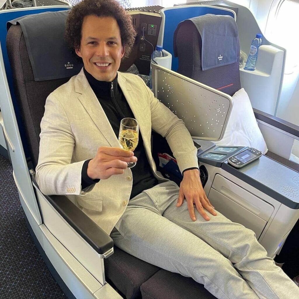 Péricles Rosa voando de classe executiva de Londres para Dubai com a KLM