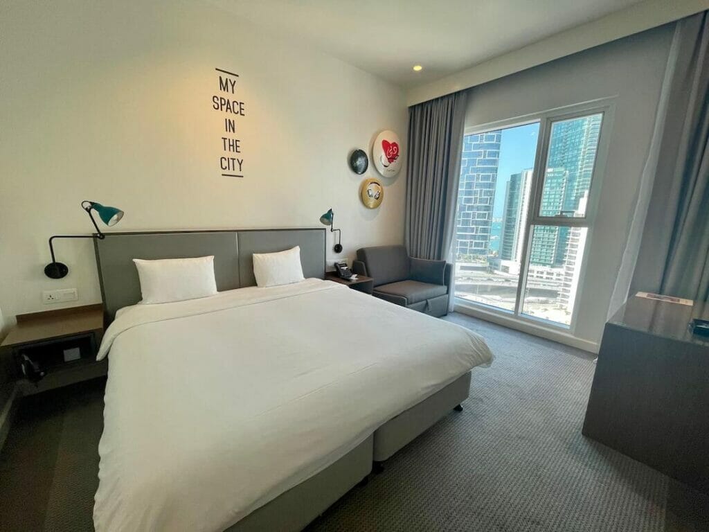 Um quarto com cama de casal e vista para marina no Rove Dubai Marina Hotel