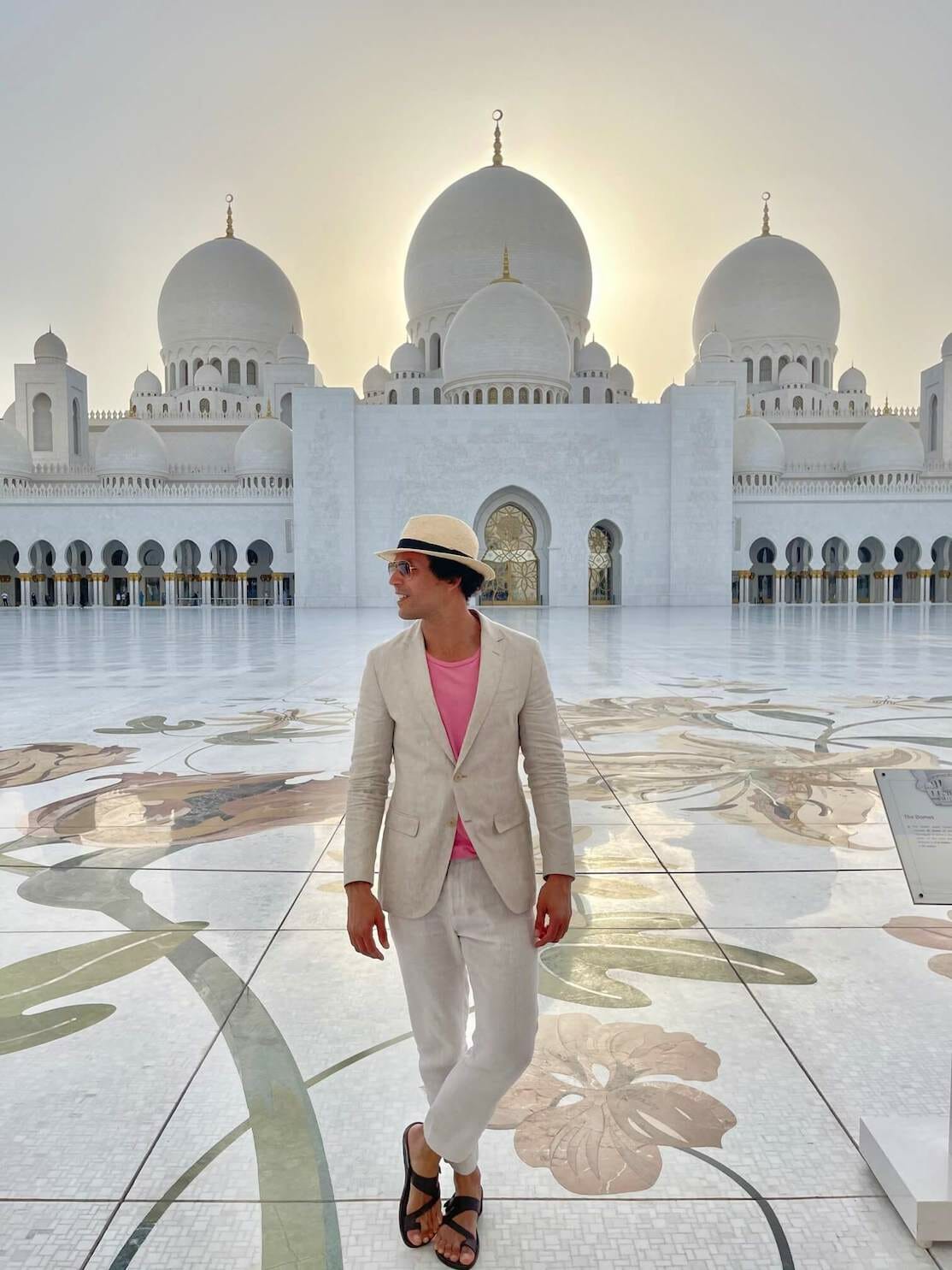 Pericles Rosa posando para una foto en la Gran Mezquita Sheikh Zayed, Abu Dhabi