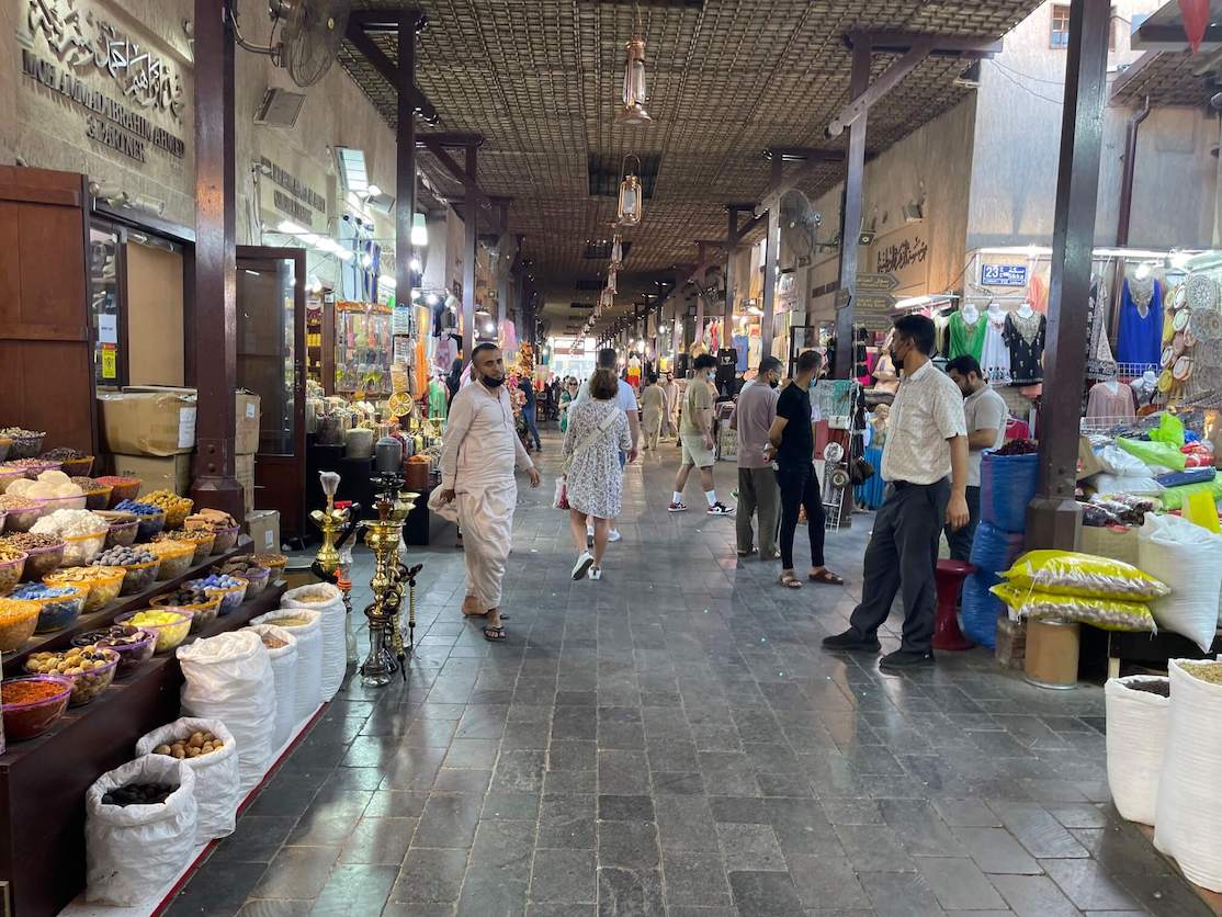 Comerciantes y compradores en el zoco picante, Dubái