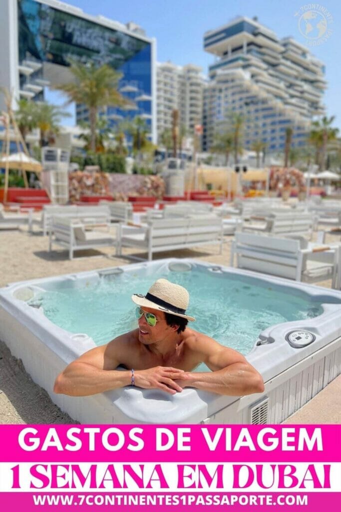 Um homem dentro de uma jacuzzi no Beach by Five, West Palm Beach, Dubai, e o Hotel Five Palm Jumeirah ao fundo  