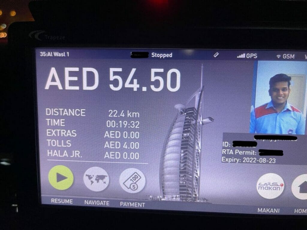 Uma foto de um taxímetro em Dubai com o preço total da corrida