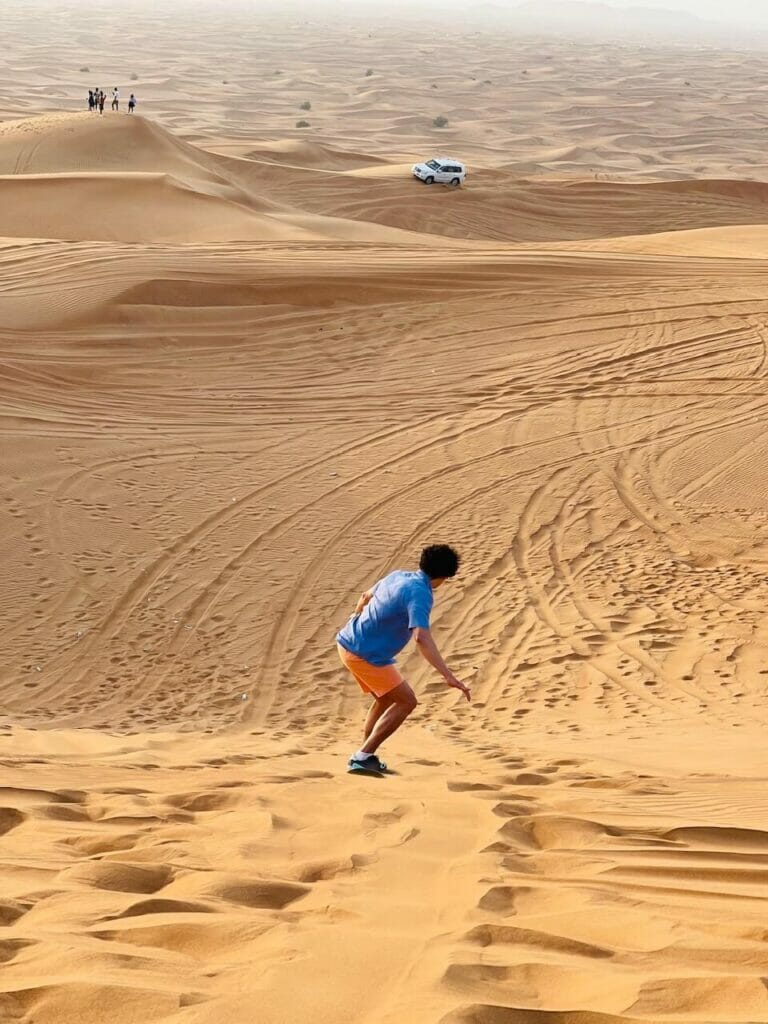 Pericles Rosa haciendo sandboard en el desierto de Al Lahbab. Dubai
