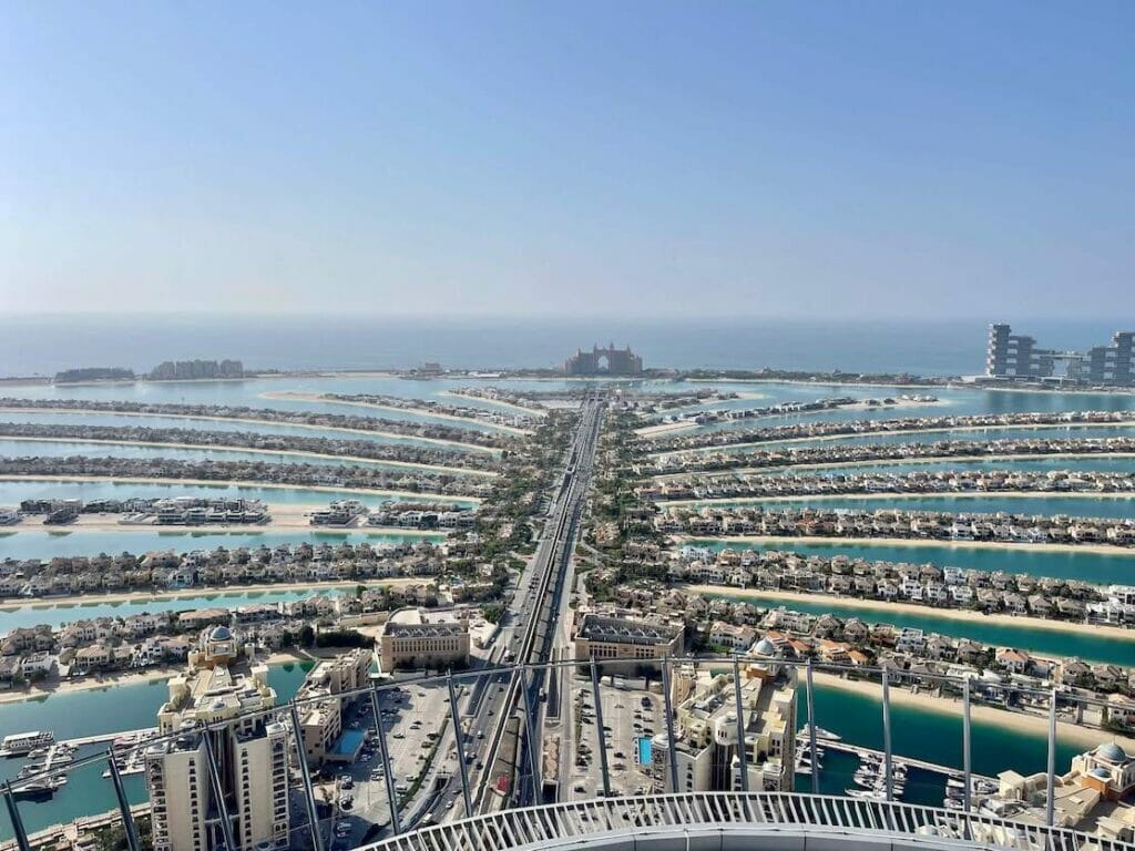 Una vista ininterrumpida de la isla de Palm Jumeirah, Dubai, desde The vIew at the Palm
