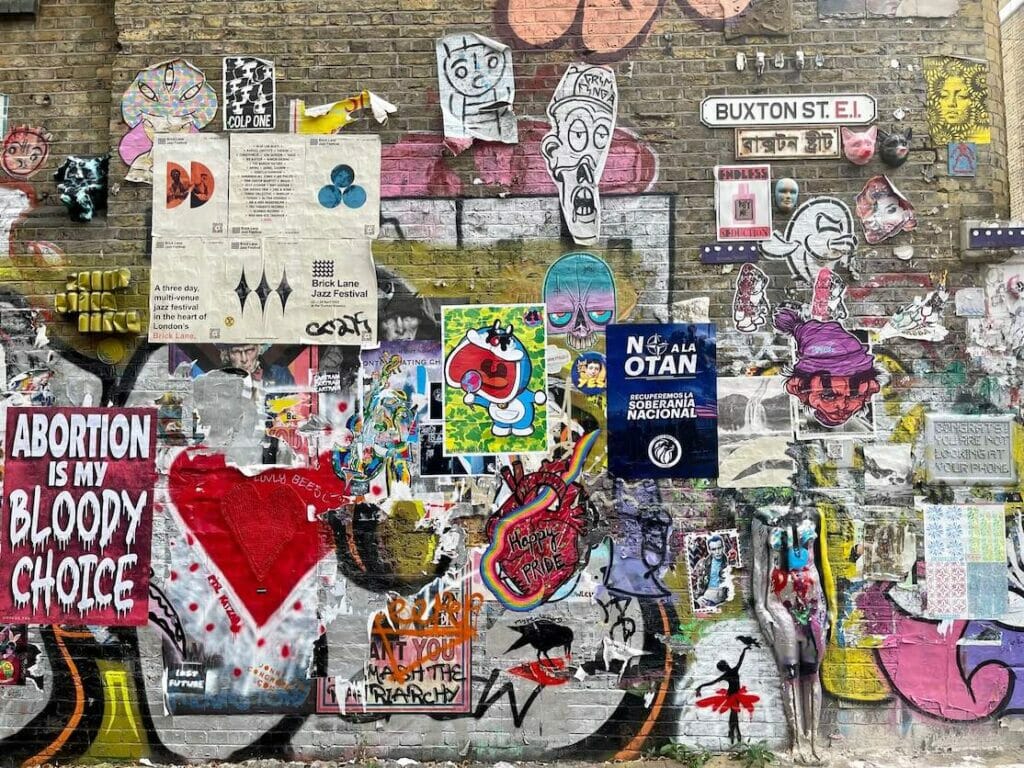 Uma variedade diversificada de arte de rua em Buxton Street, Londres