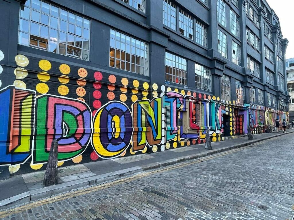 Un mural de arte callejero de Ben Eine y The Dotmaster en Ebor Street, Londres