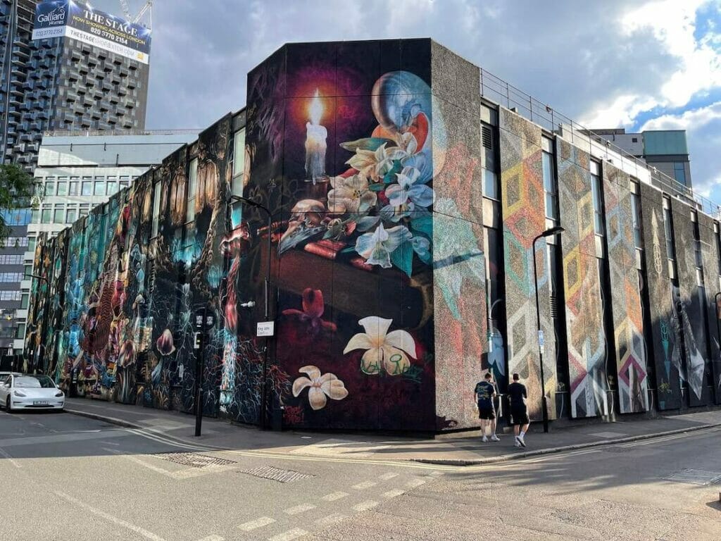 El edificio de Colt Technology en Londres en New Inn Yard y King John Court cubierto con un enorme mural de arte callejero