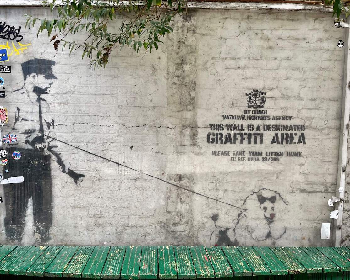 Cão de Guarda, mural de grafite de Bansky em Shoreditch, Londres