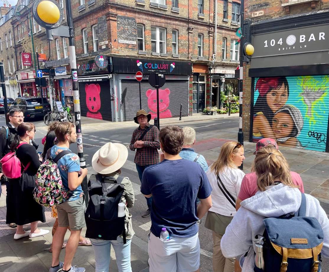 Um grupo de pessoas fazendo um Shoreditch Street Art Tour em Brick Lane, Londres