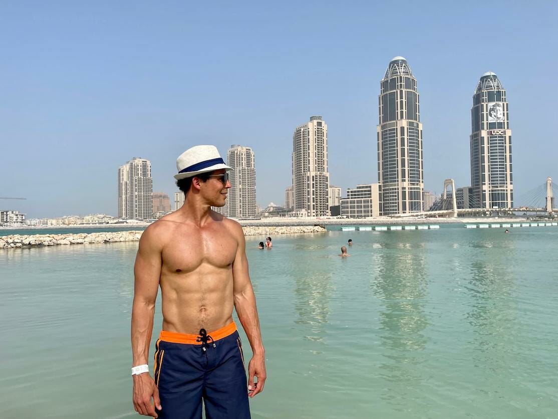 Péricles Rosa no Monkey Tale Beach Club em Doha, Catar