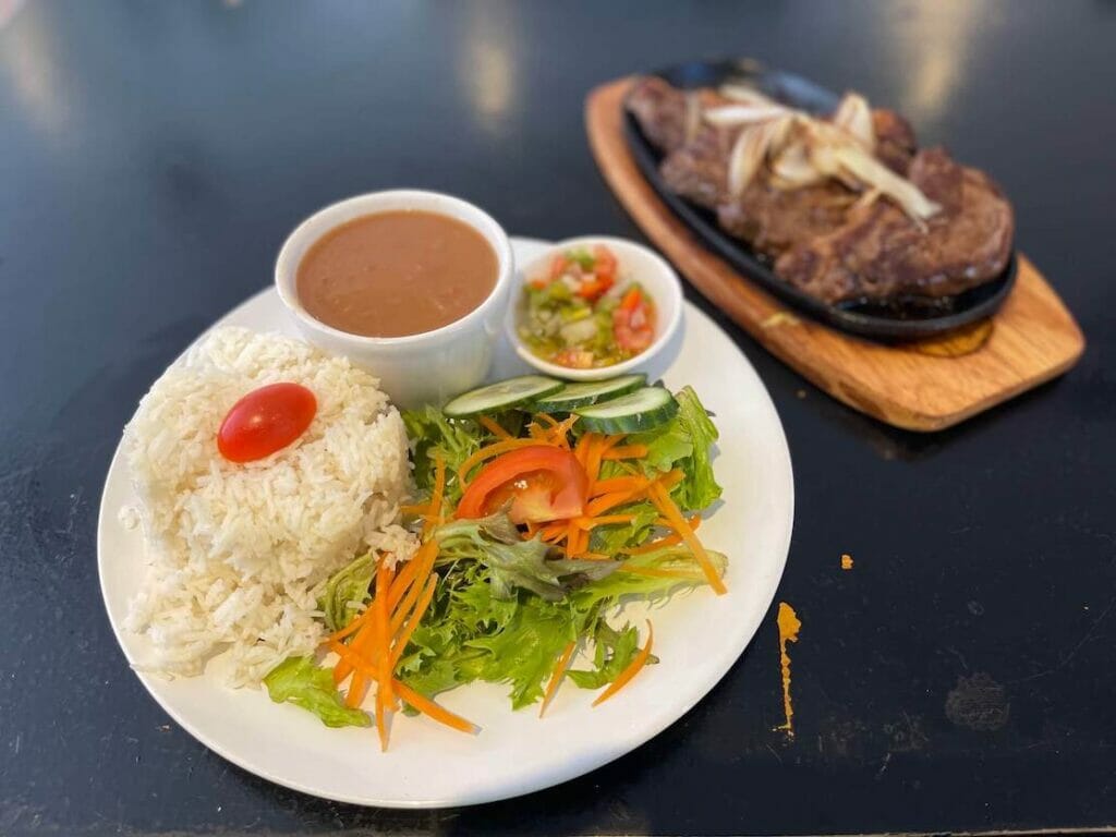Um delicioso bife de alcatra servido com arroz, feijão e salada no Restaurante Brasileiro Pois É, em Londres