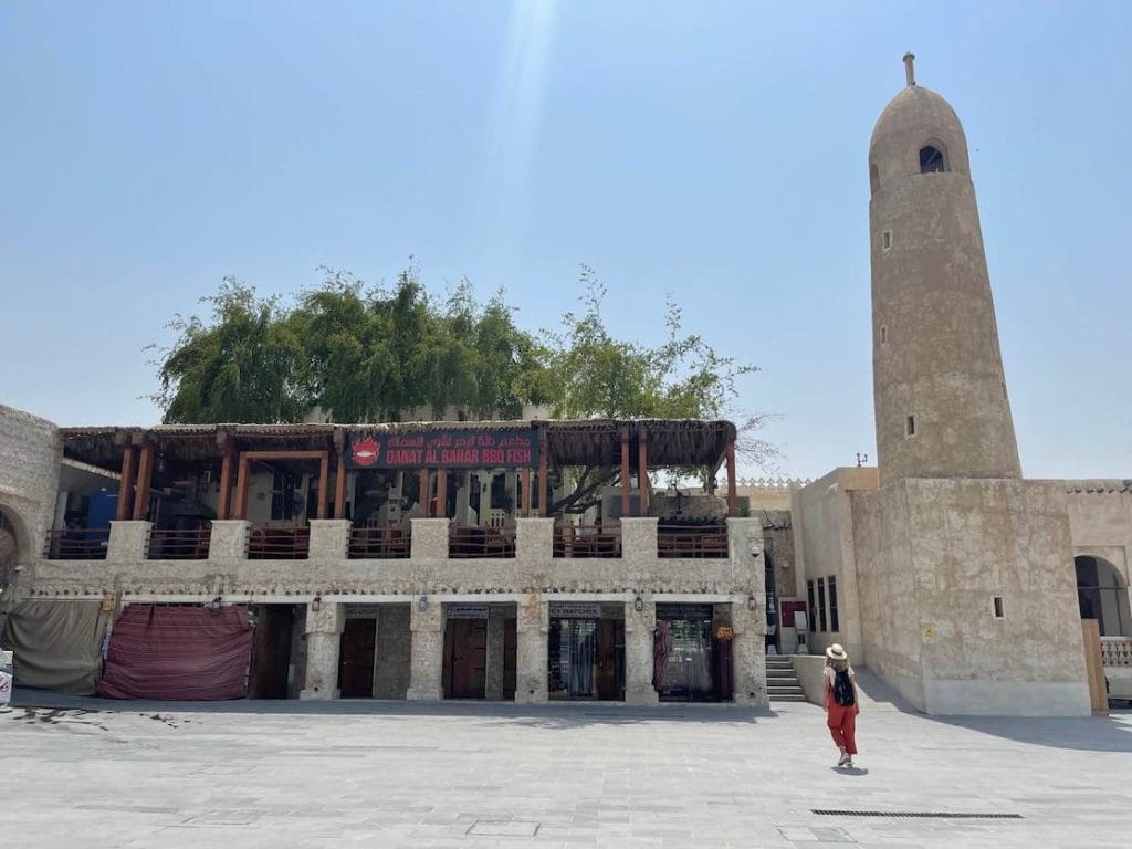 Uma turista andando por Souq Waqif, Doha