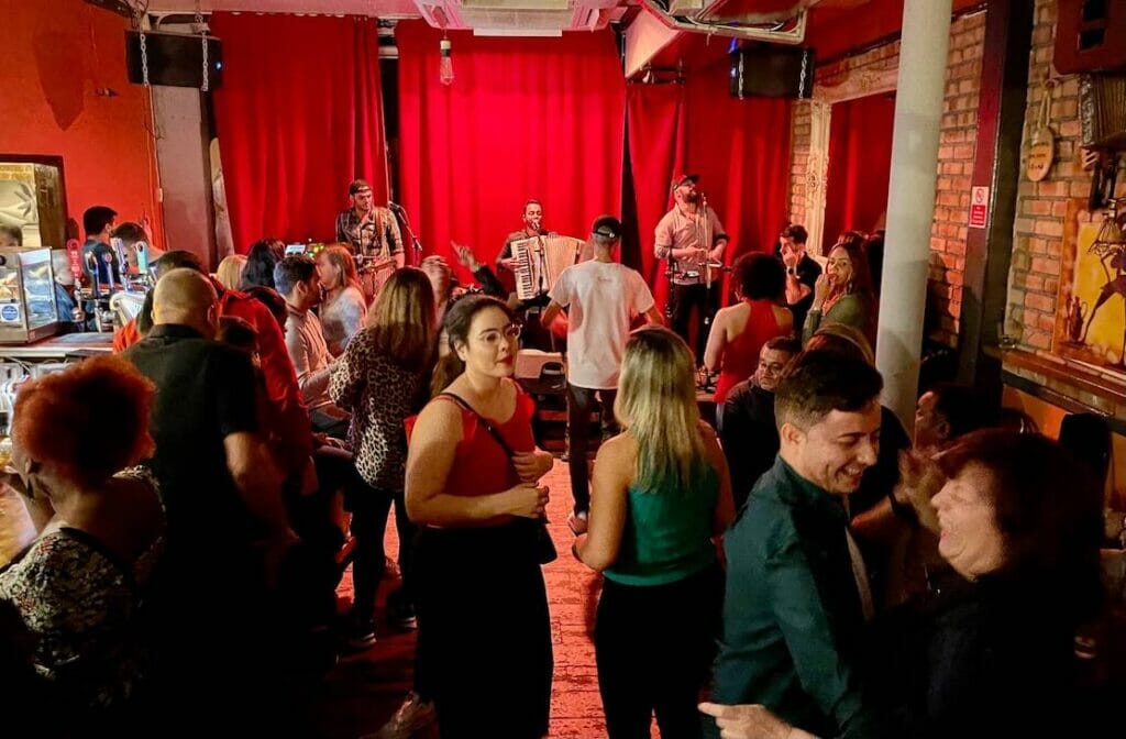 Pessoas dançando e curtindo a música ao vivo no Restaurante Tia Maria, em Londres