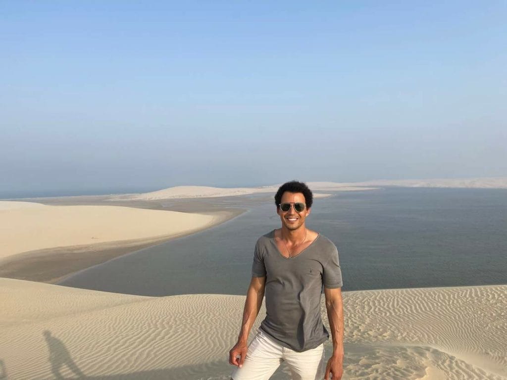 Péricles Rosa nas dunas do Deserto de Doha, com as águas do Mar Interior ao fundo