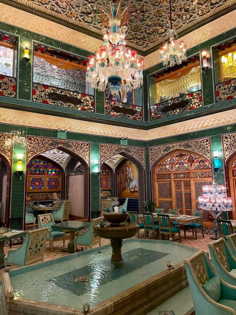O interior do restaurante persa Parisa em Souq Waqif, Doha, Catar
