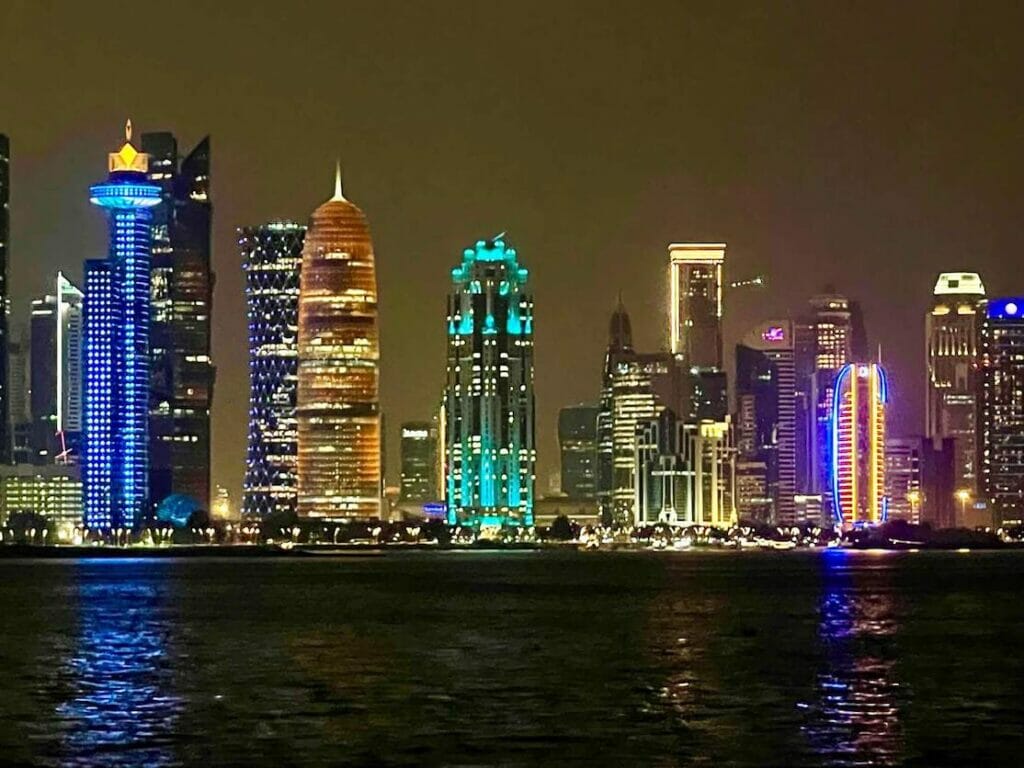 Horizonte de Doha por la noche