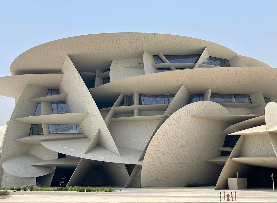 La fachada del Museo Nacional de Qatar, Doha, Qatar