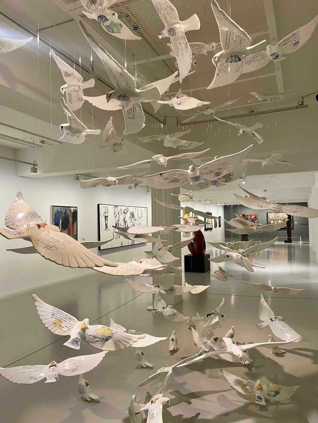 A instalação de arte Suspensa Juntos por Manal Aldowayan no Museu Árabe de Arte Moderna, Doha, Catar