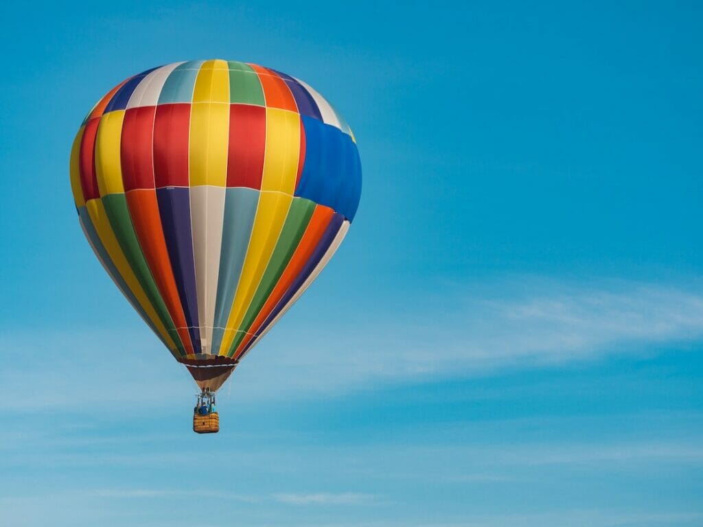 A hot air ballon flying in the sky