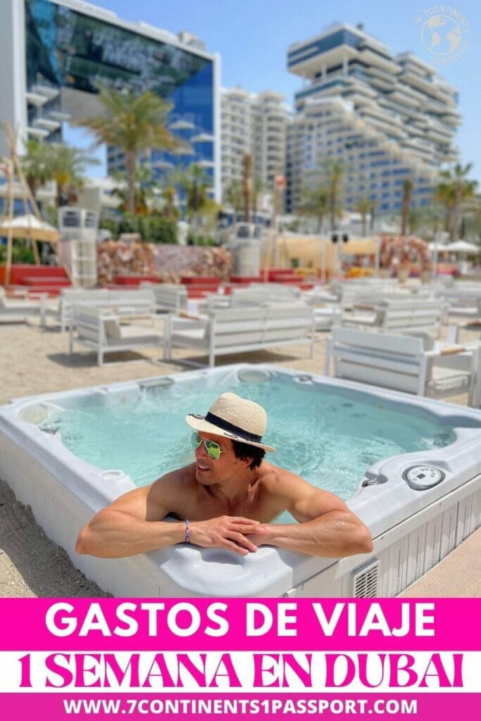 Un hombre dentro de un jacuzzi en Beach by Five, West Palm Beach, Dubai, y el Five Palm Jumeirah Hotel en el fondo  