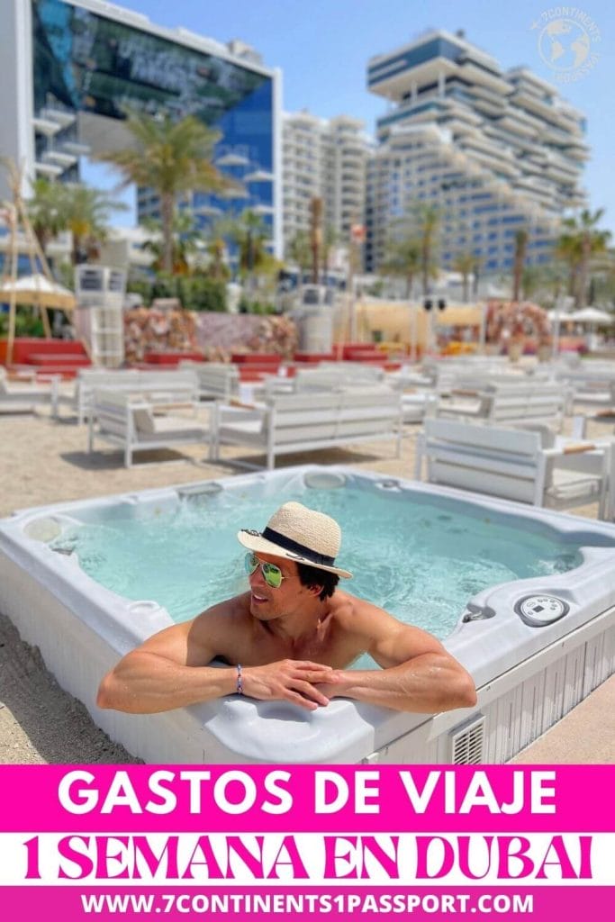 Un hombre dentro de un jacuzzi en Beach by Five, West Palm Beach, Dubai, y el Five Palm Jumeirah Hotel en el fondo  