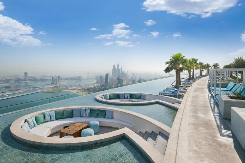 Piscina de borda infinita do Address Beach Resort, Jumeirah Beach Residence, Dubai