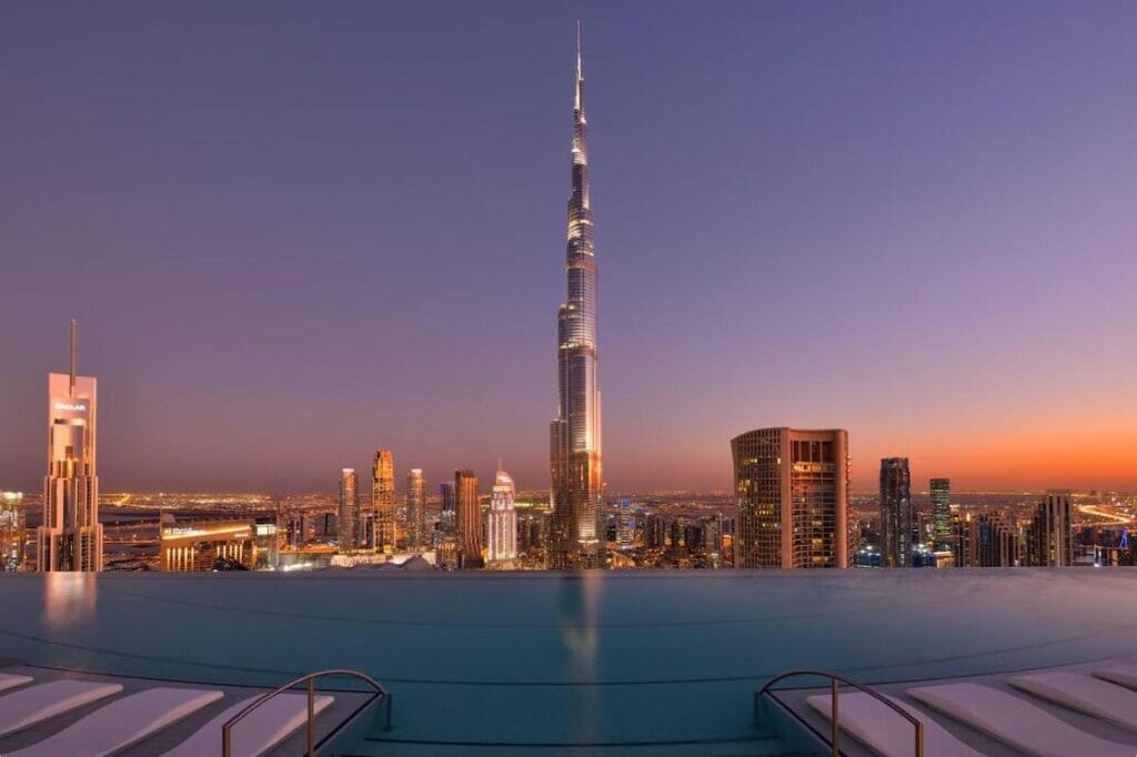 A piscina de borda infinita com vista para o Burj Khalifa e o centro de Dubai no Address Sky, Dubai