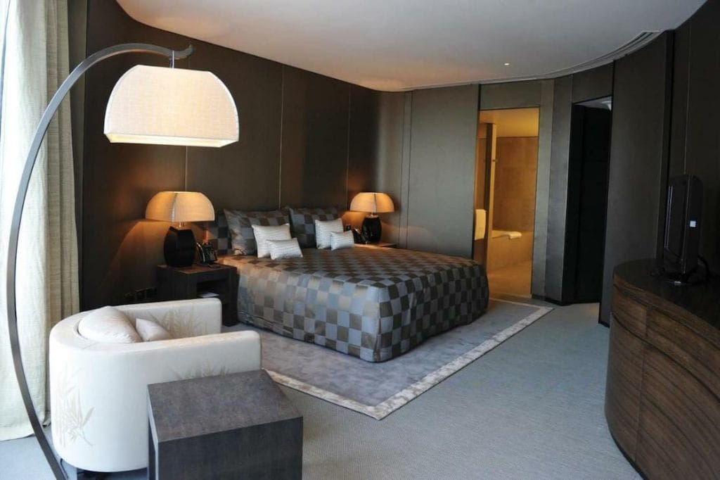 Quarto com cama de casal no Armani Hotel Dubai