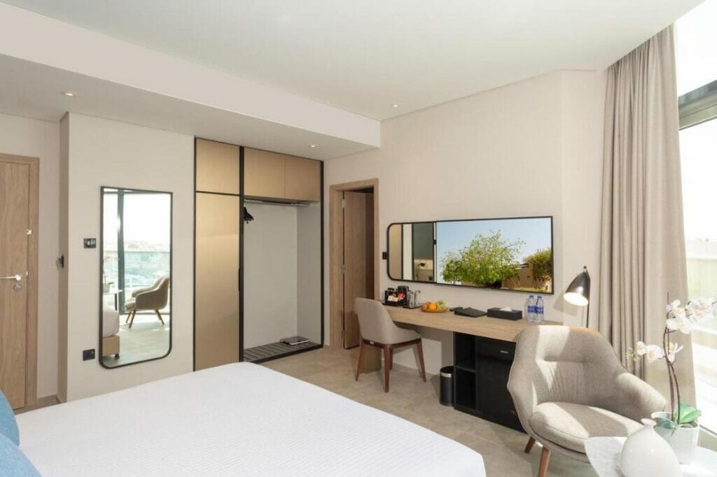 Um quarto com cama de casal no Beach Walk Hotel Jumeira, na Praia da Jumeirah, Dubai.