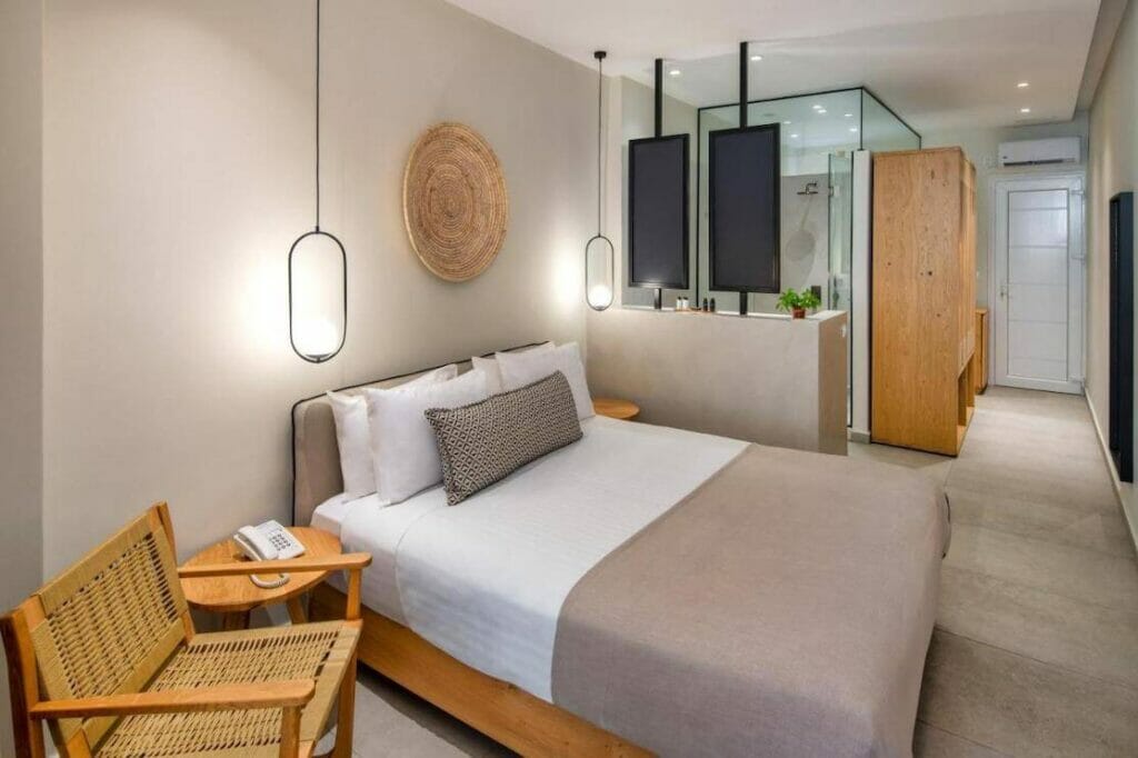 Una suite con cama doble en Callia Retreat Suites, Fira, Santorini