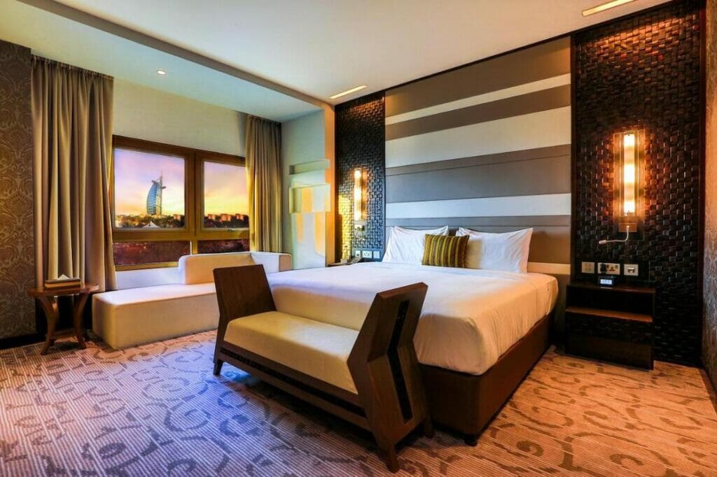 Uma suíte de luxo do Metropolitan Hotel Dubai na Praia de Jumeirah