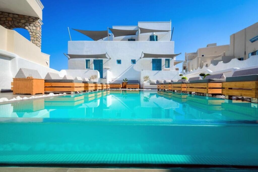 The swimming pool and sun loungers of Evgenia Villas & Suites, Fira, Santorini