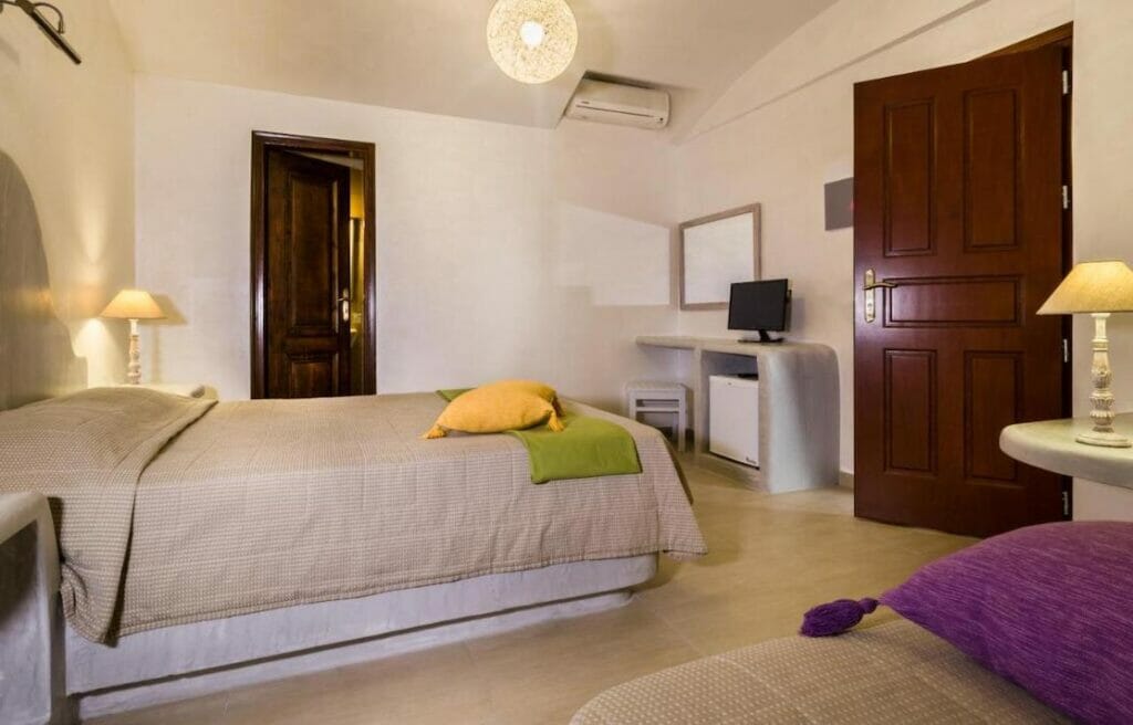 Una habitación con cama doble en el Hotel Sunrise, Fira, Santorini