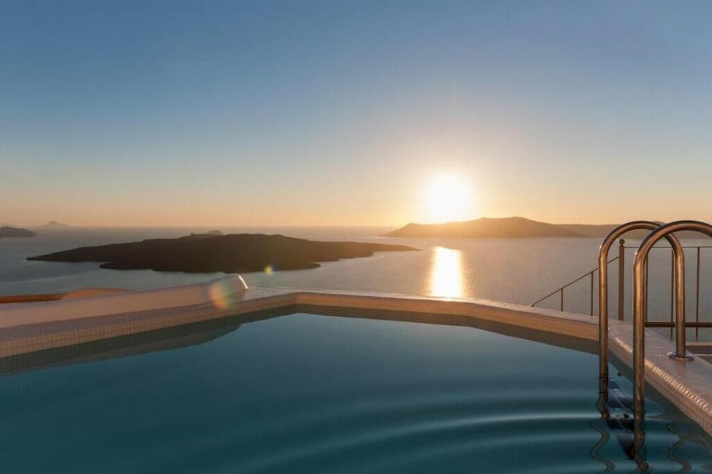 Piscina infinita con vistas a la Caldera en Villa Renos Hotel, Fira, Santorini