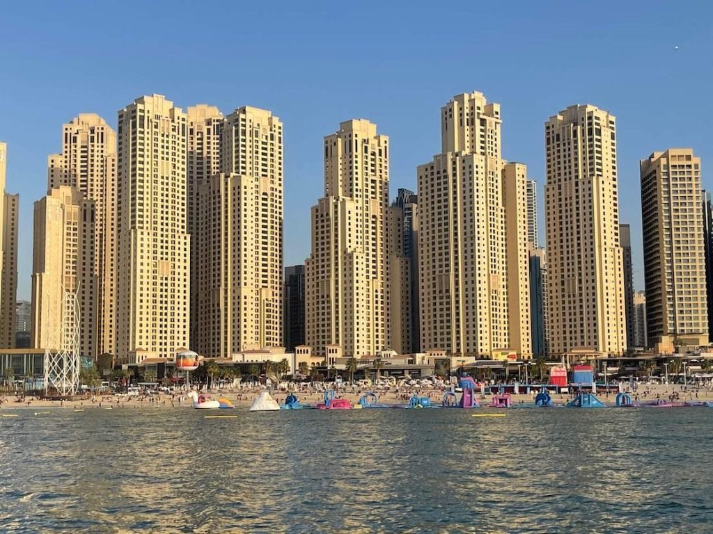 JBR Beach e alguns prédios de cor de arenito do Jumeirah Beach Residence, Dubai