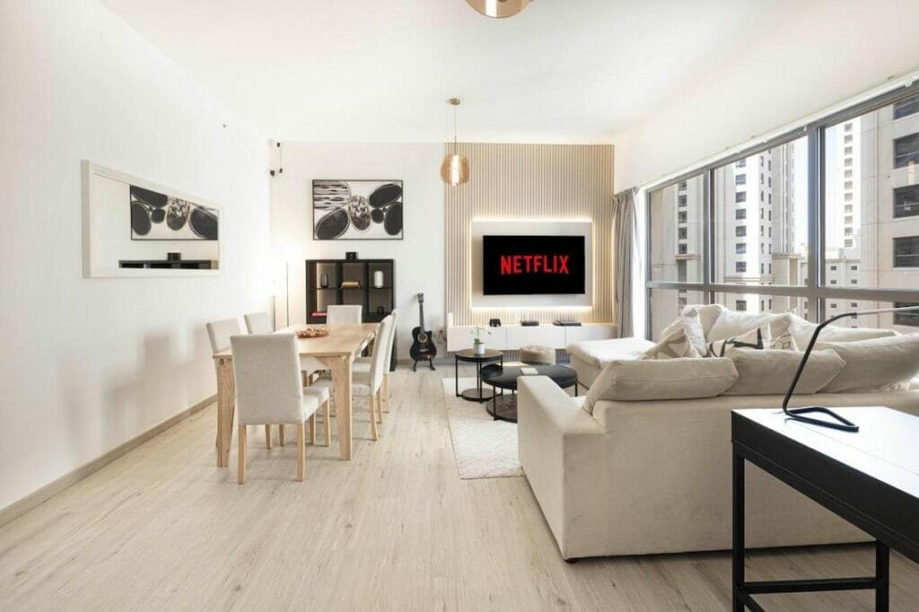O salão compartilhado do JBR Beach Hostel com sofás, uma mesa para seis pessoas e uma TV LCD, Jumeirah Beach Residence, Dubai