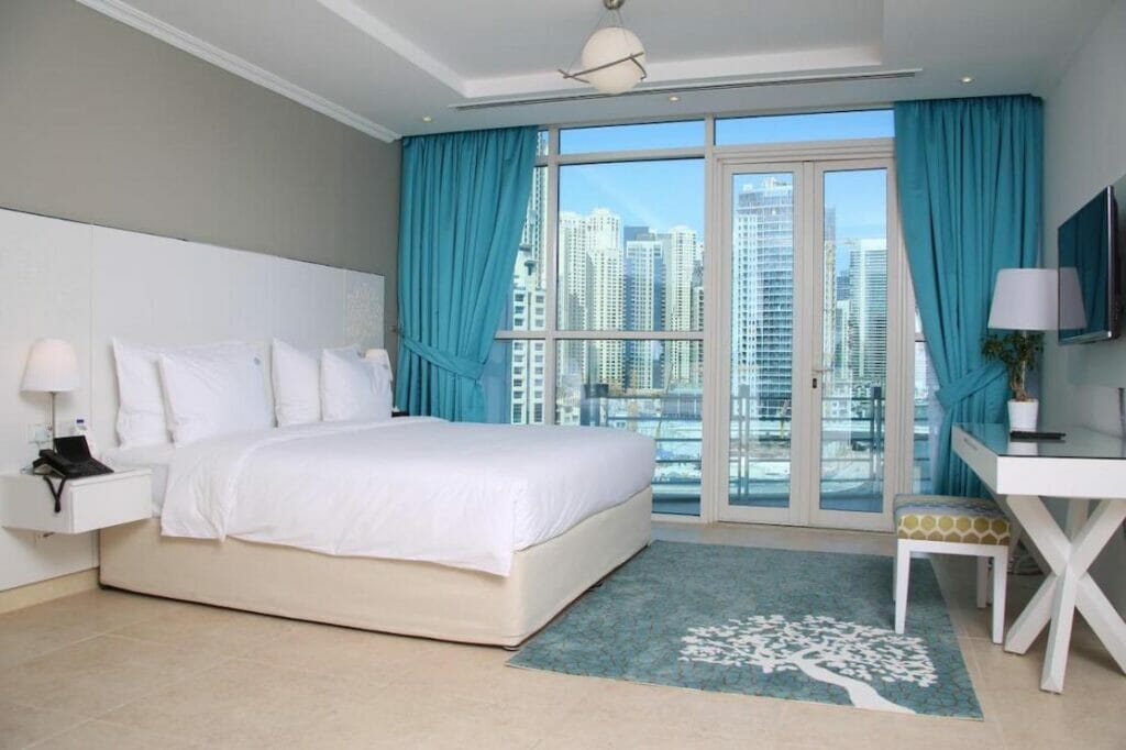 Um quarto com cama de casal e vista para a Marina no Jannah Marina Hotel, Dubai