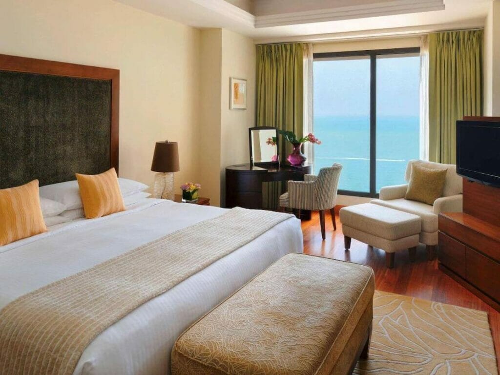 Una habitación doble con vistas al mar en la playa de Mövenpick Jumeirah, Dubái