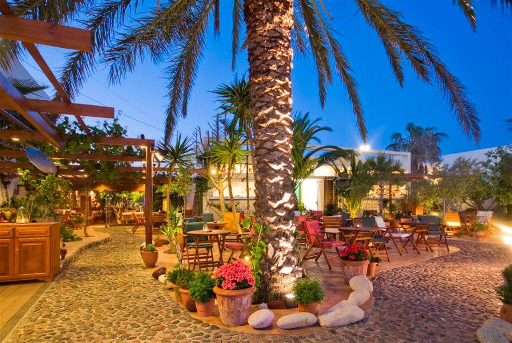 Restaurante en el jardín del Pelican Hotel, Fira, Santorini