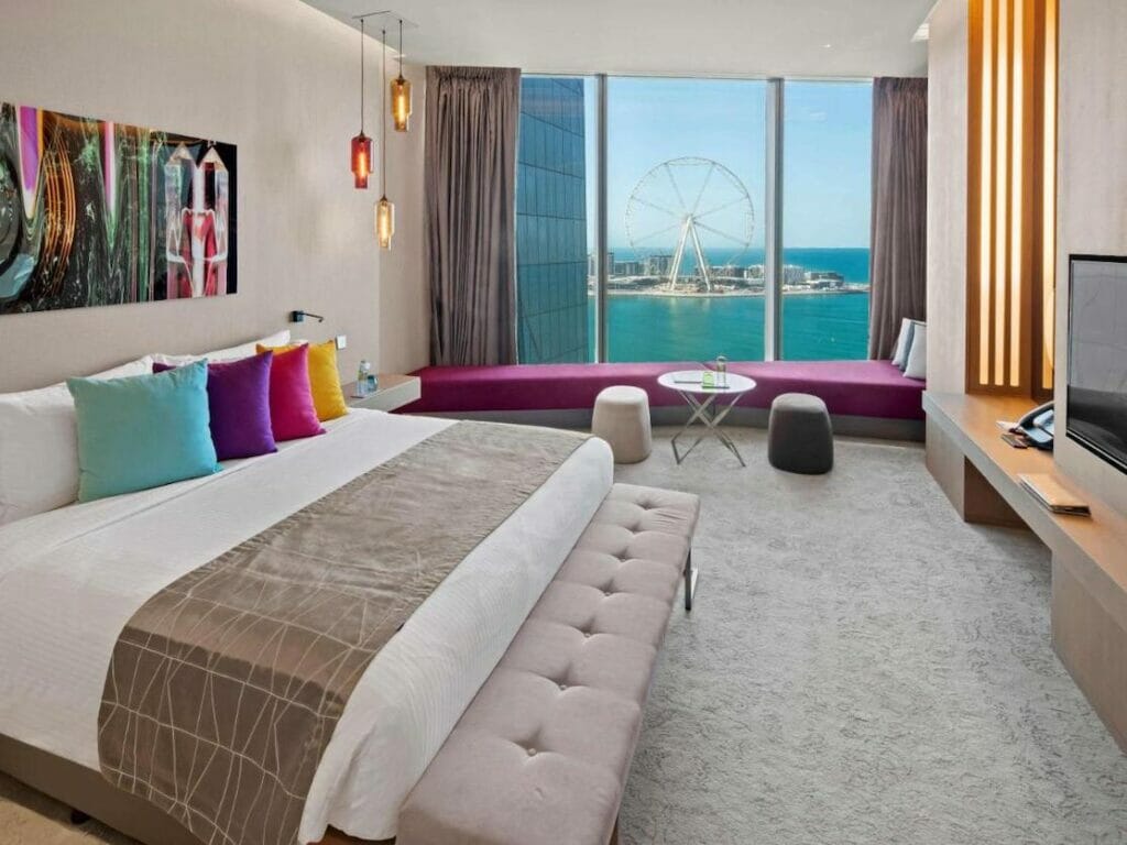 Uma suíte com cama de casal e vista para o mar no Rixos Premium Dubai