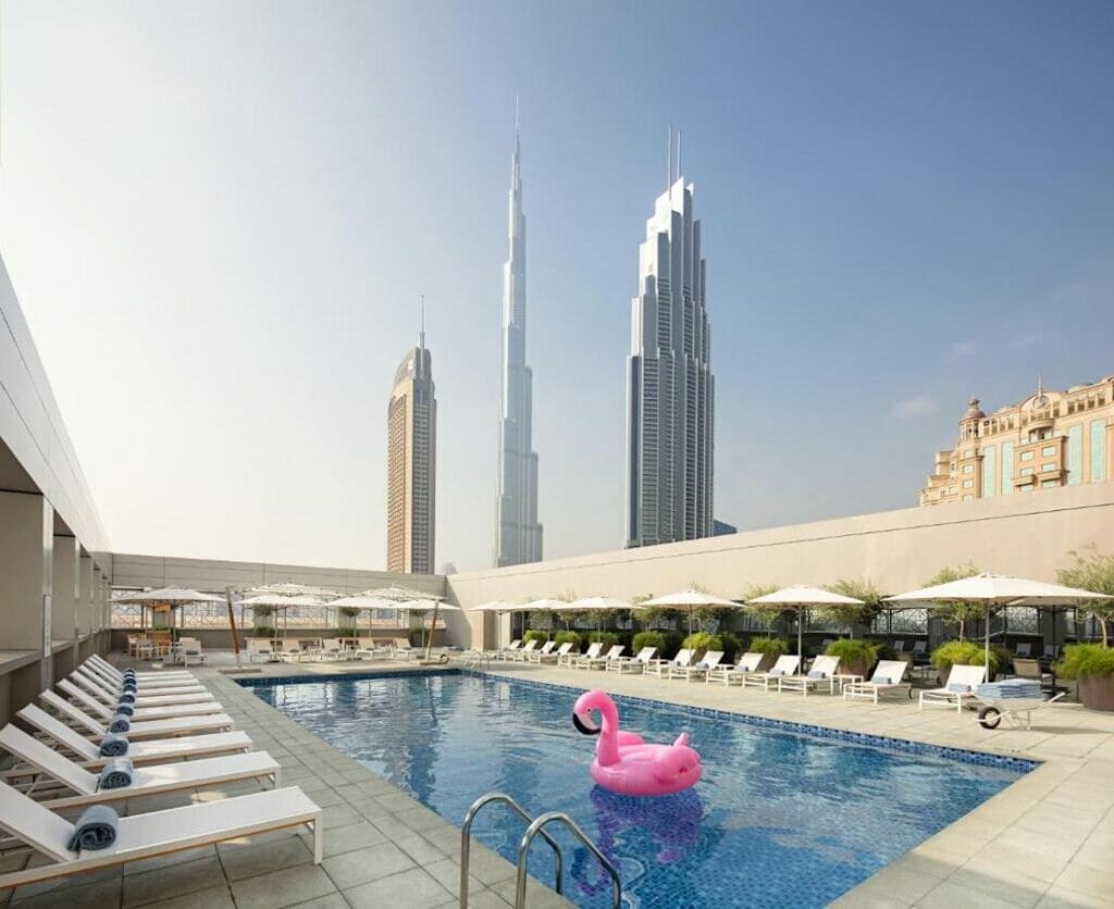 La piscina y el solárium con el Burj Khalifa como telón de fondo en Rove Downtown, Dubái