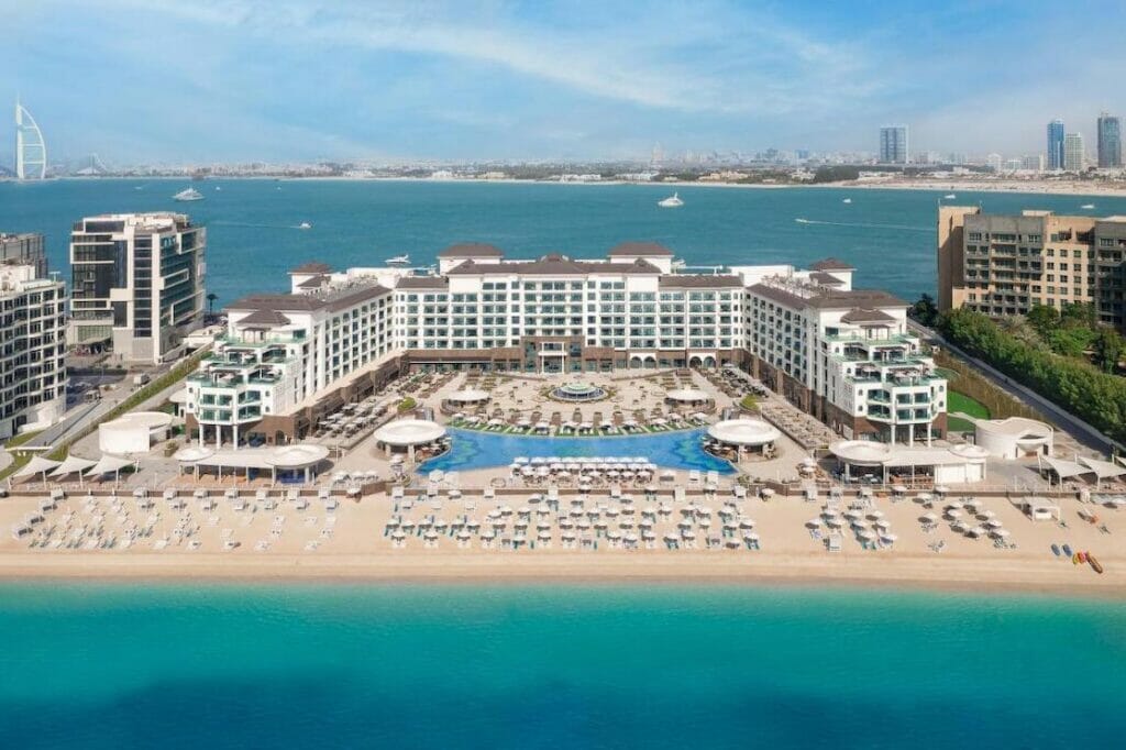 Vista aérea sobre o Taj Exotica Resort and Spa na Ilha Plam Jumeirah, Dubai