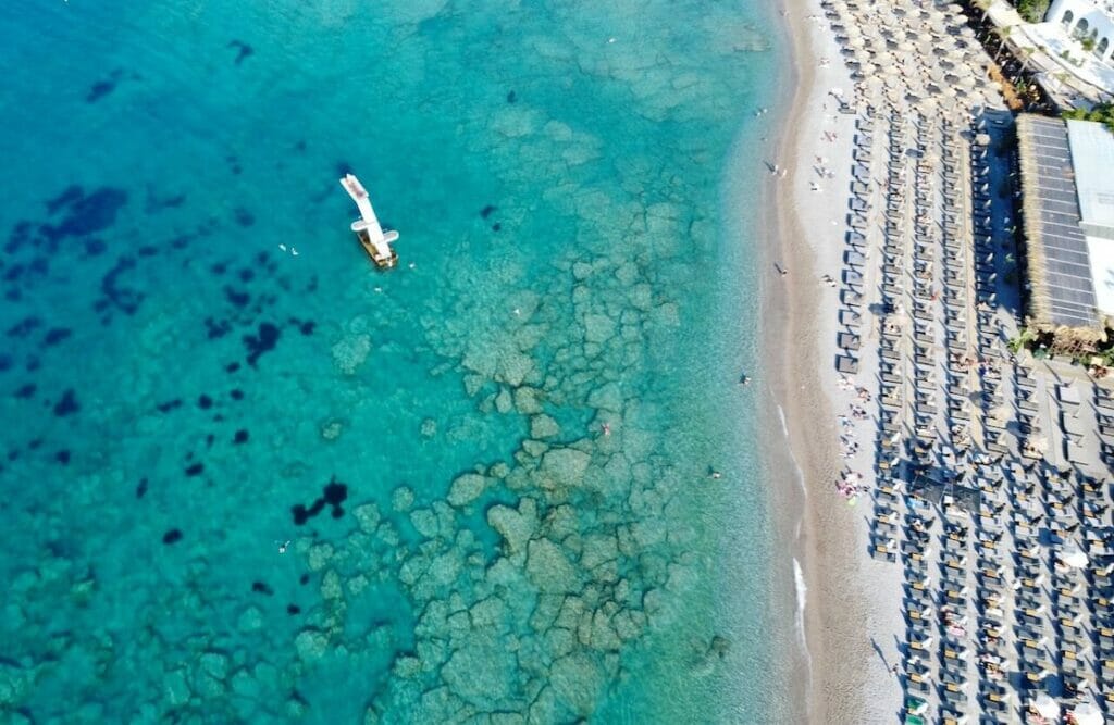 Vista aérea de la playa de Elli, Rodas, Grecia